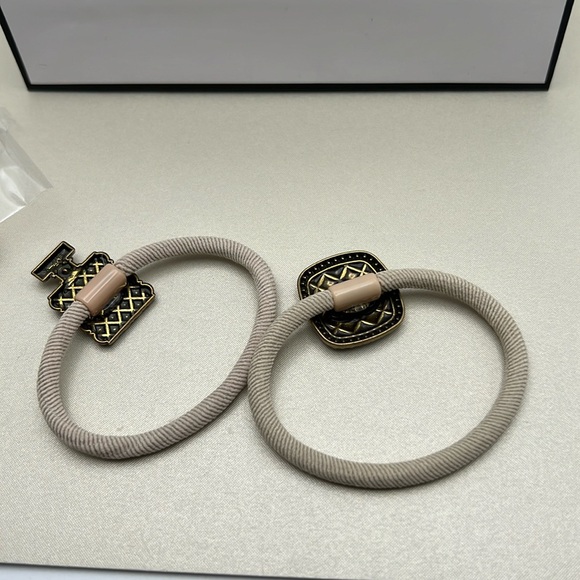 Hair Ties Beauty Chanel Or Wristband & Small Shopping Bag CC Rhinestones NWOT - Picture 6 of 17